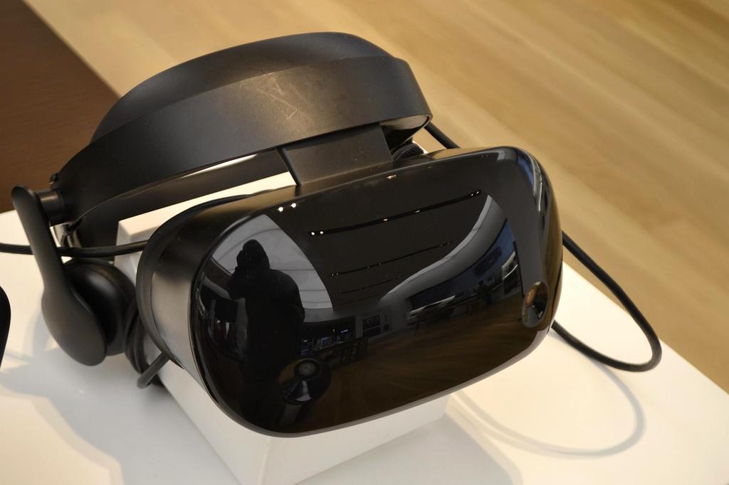 Evento VR con partecipanti immersi in esperienze digitali