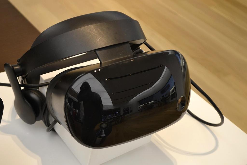 Interfaccia neurale futuristica con visualizzazione delle onde cerebrali