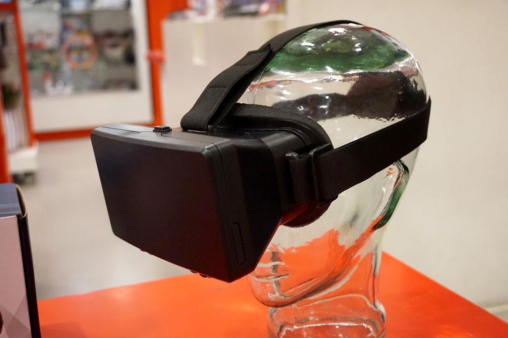 Area VR di una sala giochi con giocatori immersi con visori