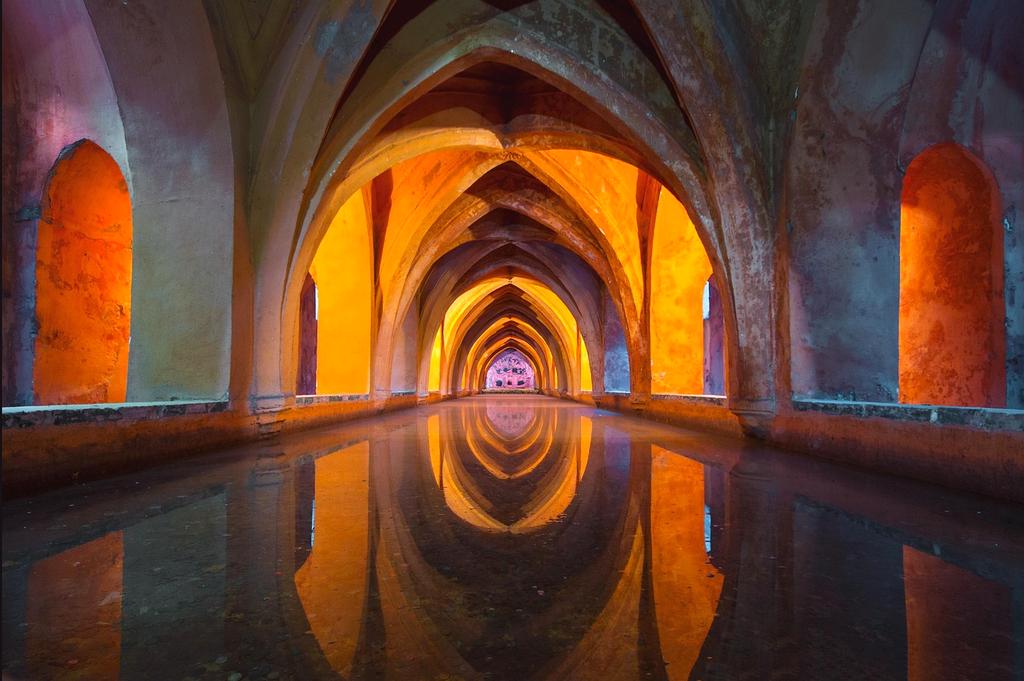 Sala giochi con postazioni di videogiochi interattivi