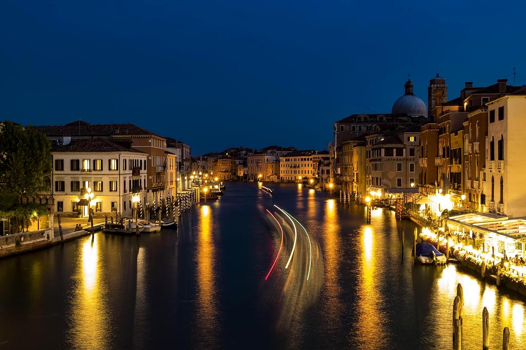 Serata arcade con luci colorate e pubblico