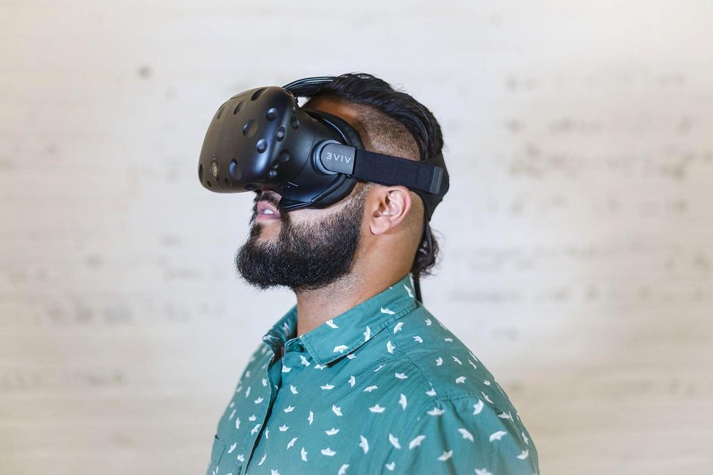 Paesaggio onirico creato da tecnologie neurali avanzate