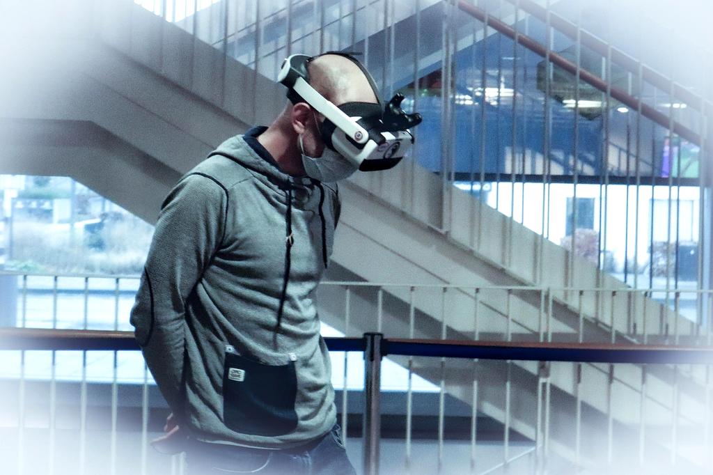 Tecnologia immersiva avanzata con dispositivi futuristici