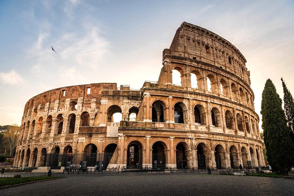 Arena di combattimento VR con armi futuristiche