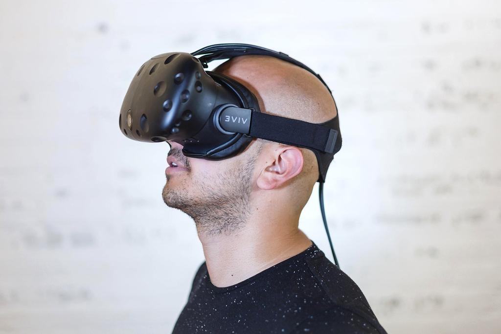 Persone che utilizzano visori VR durante un evento di intrattenimento