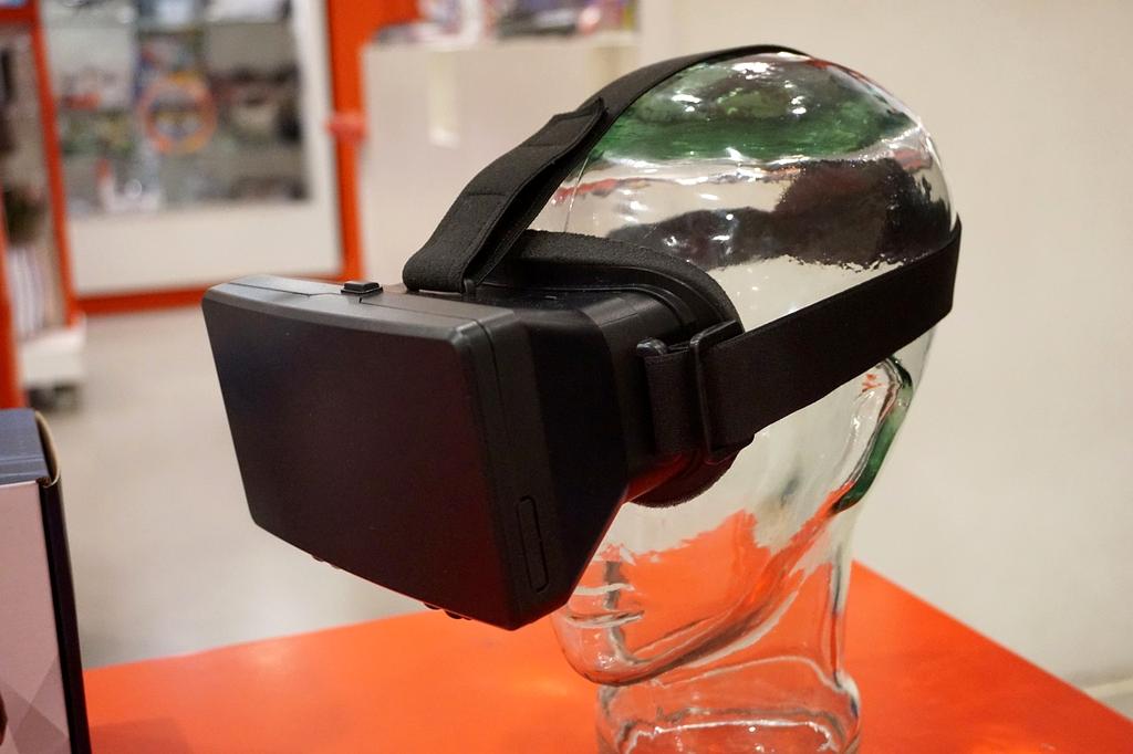 Moderna arena di gaming VR con postazioni illuminate e tecnologia all'avanguardia