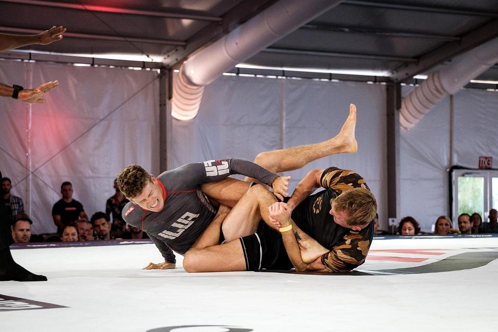 Torneo VR con giocatori concentrati