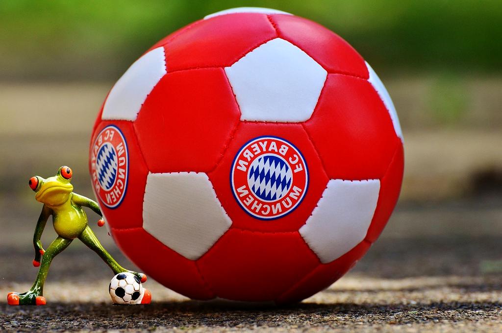 Arena VR moderna con postazioni immersive e luci colorate